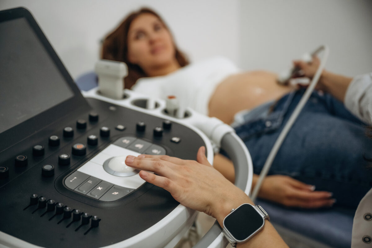 Explore essential factors for picking a non-medical 3D/4D ultrasound training course. Gain expert tips on cost, credentials, and success strategies.