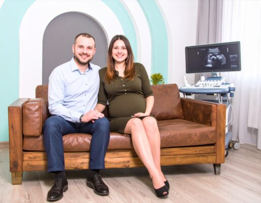 Student capturing 4D ultrasound images during training